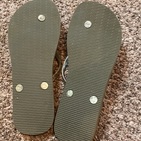 Adorable flip flops - Picture 3 of 3